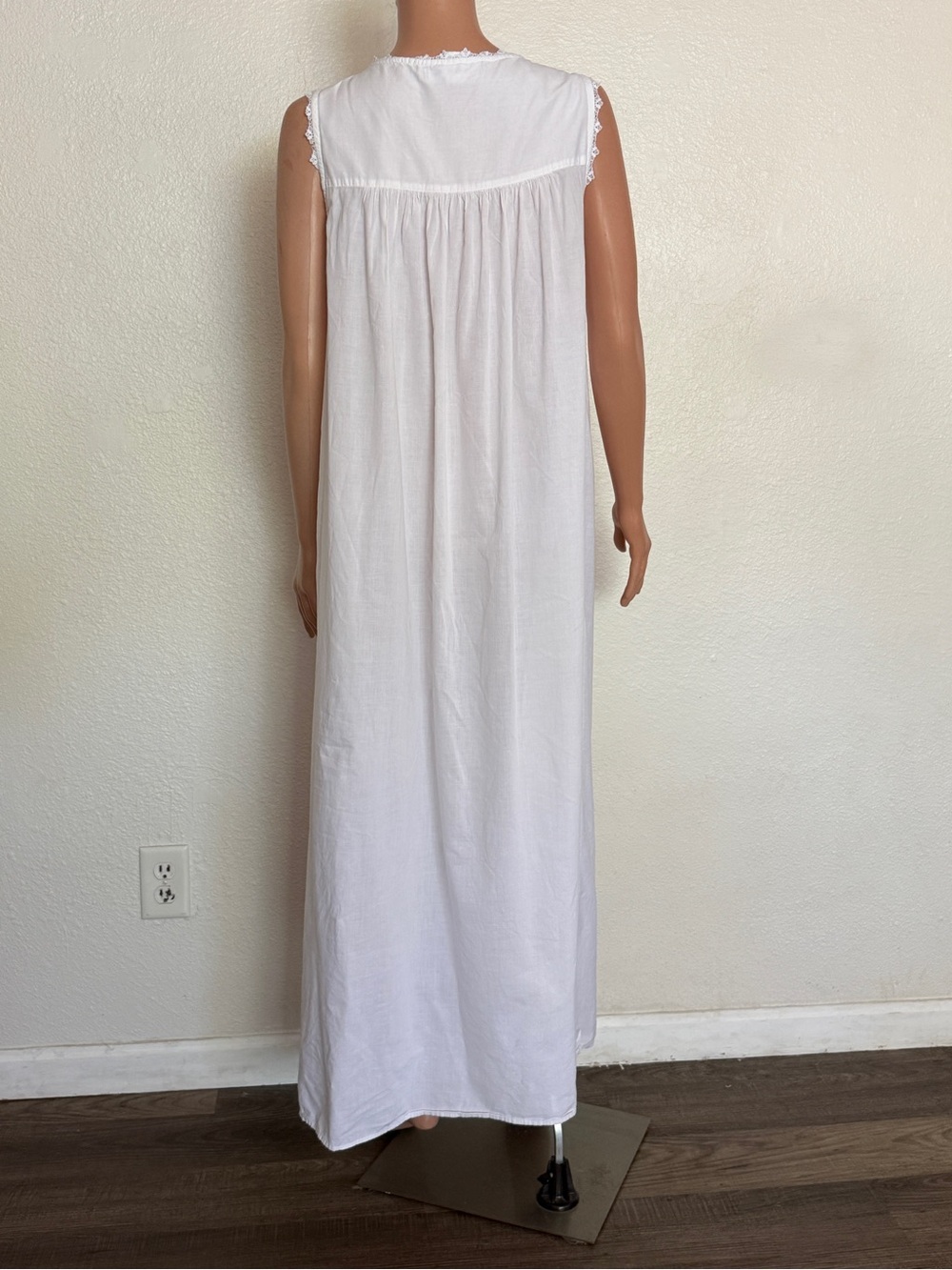 Vtg Eileen West White Cotton Maxi Nightgown Hong Kong Sz M - Picture 3 of 9